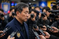 Shin Tae-yong dijatuhi sanksi 10 tahun oleh KFA dilarang melatih di Korea Selatan usai kasus Ulsan HD, dikerumuni wartawan saat konferensi pers