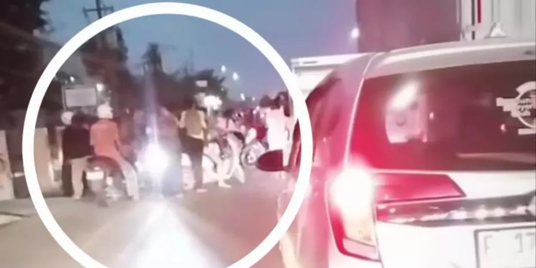 dugaan gerombolan membawa celurit panjang