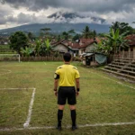 Wasit sepak bola di lapangan desa Ciampea Bogor