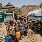 Warga Gunungkidul antri air bersih dari truk tangki di depan Bank Air 30.000 Liter Masjid Al-Fattah Saptosari saat kemarau 6 bulan